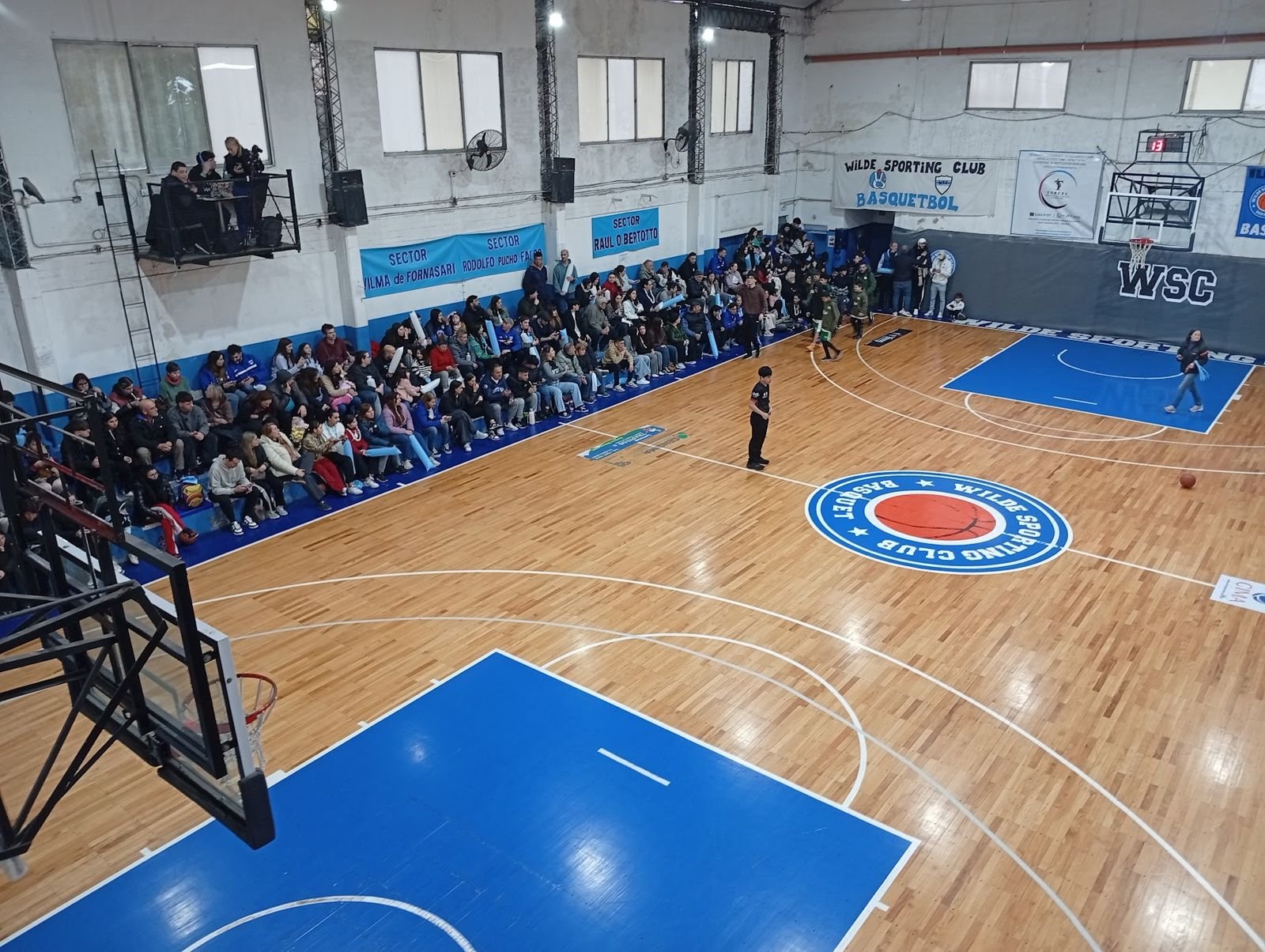 Cancha principal del club con público en la tribuna